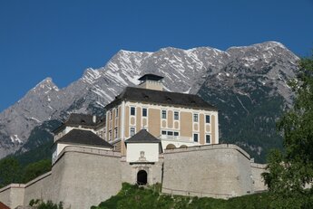 Schloss Trautenfels mit Grimming (c) K. Krenn